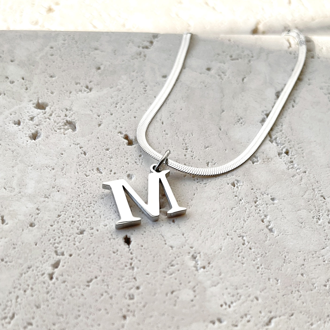 Collar con Letras Plateado