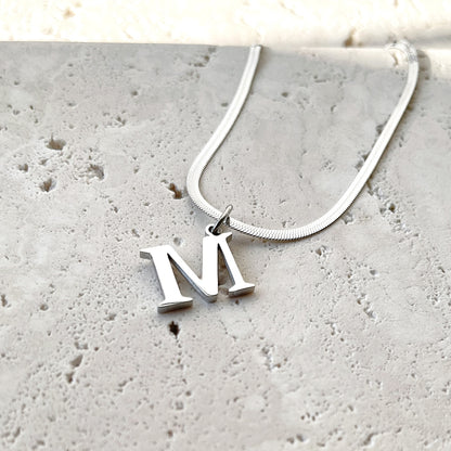 Collar con Letras Plateado